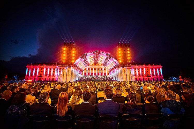 Vídeň s letním koncertem filharmoniků v Schönbrunnu