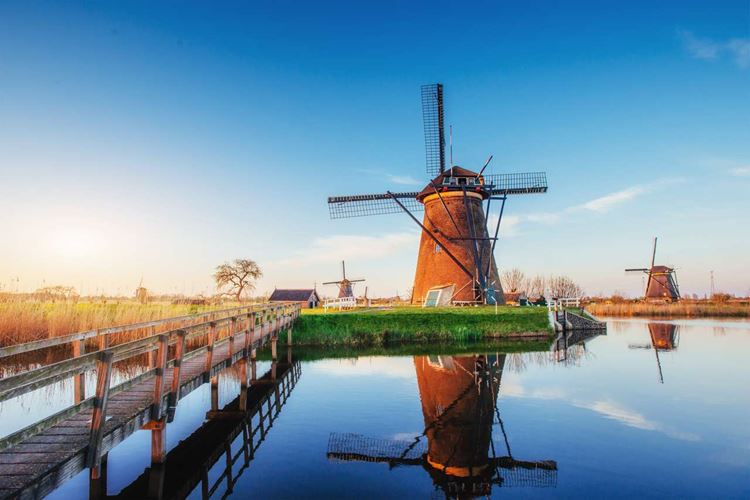 Dobře známé holandské panorama s mlýnem