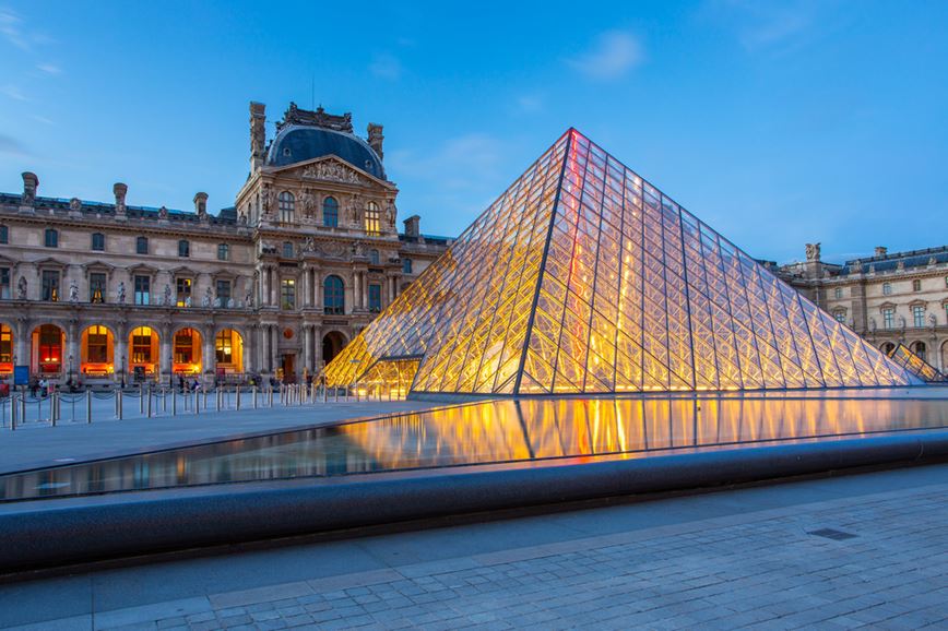 Poznávací zájezd do Paříže - galerie Louvre s pyramidou na nádvoří