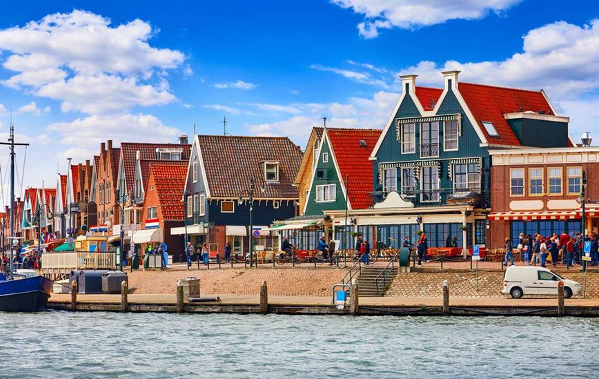 Přístavní městečko Volendam - promenáda u moře